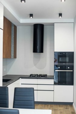 Güzel bir ışık mutfağının içi. Konforlu ev.