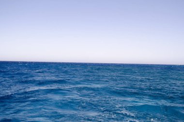 Mavi deniz ve mavi gökyüzü