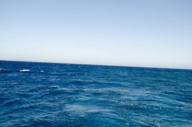 Mavi deniz ve mavi gökyüzü