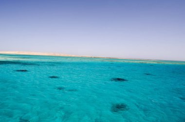 Mavi deniz ve mavi gökyüzü