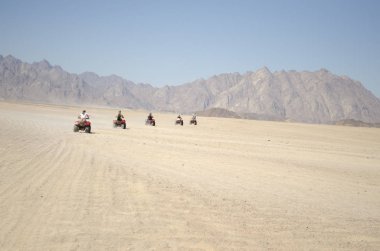 turistler çölde Quad bisiklet üzerinde