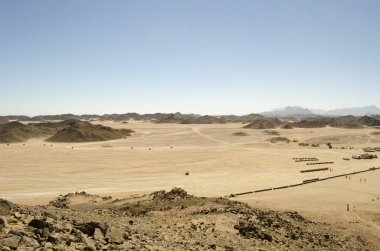 çöl ve dağlar ve mavi gökyüzü