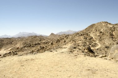 çöl ve dağlar ve mavi gökyüzü