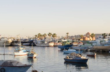 birçok yat deniz üzerinde terk