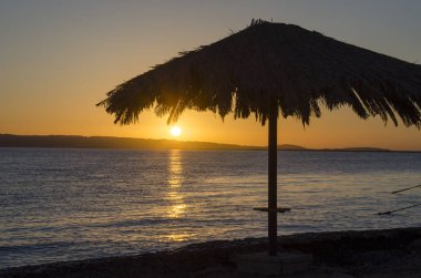 Denizin üzerinde güzel bir gün batımı