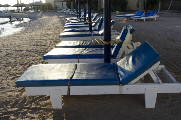 Ligstoelen Het Strand Door Zee — Stockfoto