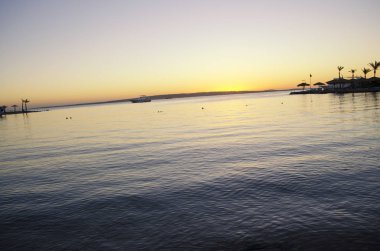 Denizin üzerinde güzel bir gün batımı