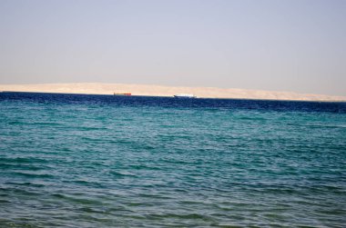 Mavi deniz ve mavi gökyüzü