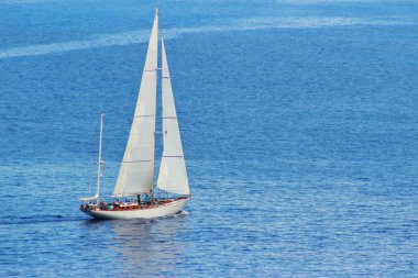 Açık denizde yelkenli tekne