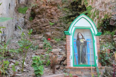 Paola 'nın Aziz Francis heykeli olan mağara. Pizzo Şehri, Calabria