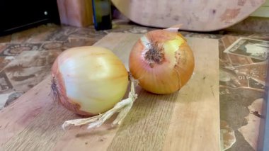 Taze ve sağlıklı soğan, mutfağın ahşap tahtasındaki soğanlar. 