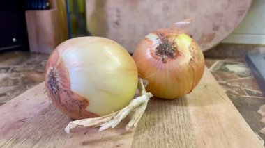 Taze ve sağlıklı soğan, mutfağın ahşap tahtasındaki soğanlar. 
