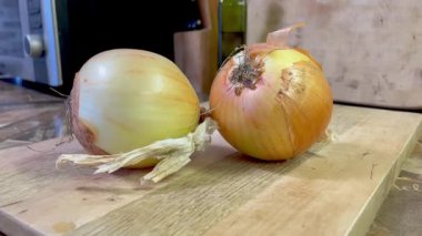 Taze ve sağlıklı soğan, mutfağın ahşap tahtasındaki soğanlar. 