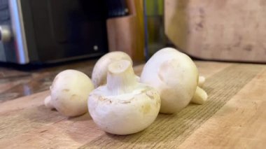 Tahta masadaki taze mantarlar.