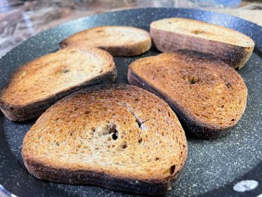 Kızartma tavasında dilimlenmiş Ukrayna ekmeği, kurutulmuş ve kızarmış kraker