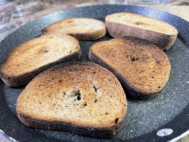 Kızartma tavasında dilimlenmiş Ukrayna ekmeği, kurutulmuş ve kızarmış kraker