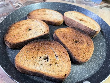 Kızartma tavasında dilimlenmiş Ukrayna ekmeği, kurutulmuş ve kızarmış kraker