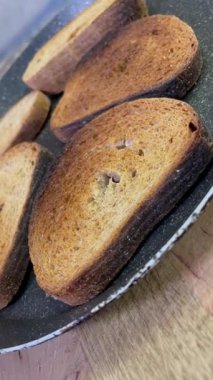 Kızartma tavasında dilimlenmiş Ukrayna ekmeği, kurutulmuş ve kızarmış kraker