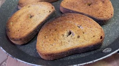 Kızartma tavasında dilimlenmiş Ukrayna ekmeği, kurutulmuş ve kızarmış kraker