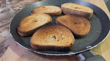 Kızartma tavasında dilimlenmiş Ukrayna ekmeği, kurutulmuş ve kızarmış kraker