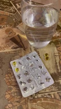 Kapsüller, haplar, haplar, hastalıklar, tedavi, vitaminler, sağlık, kabarcık, bir bardak su