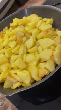 Tavada yağda kızartılmış taze organik Ukrayna patatesleri, sebzeler, lezzetli, mutfak, yemek pişirme.