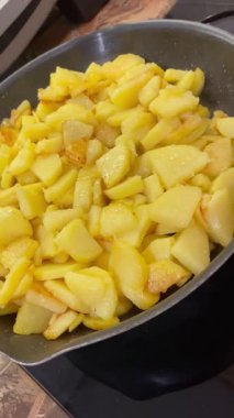 Tavada yağda kızartılmış taze organik Ukrayna patatesleri, sebzeler, lezzetli, mutfak, yemek pişirme.