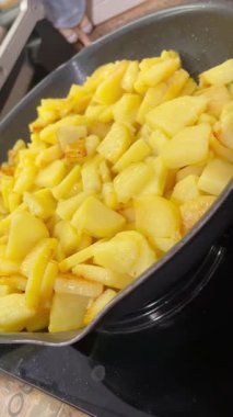 Tavada yağda kızartılmış taze organik Ukrayna patatesleri, sebzeler, lezzetli, mutfak, yemek pişirme.