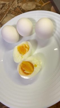 Beyaz tabakta haşlanmış tavuk yumurtası, yemek, kahvaltı, mutfak, sağlıklı yemek.