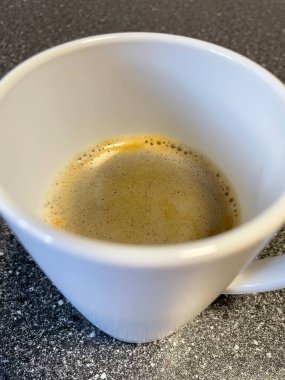 Beyaz bir masada kahve ile fincanı kapat.