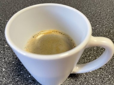 Siyah arka planı olan kahve fincanı.