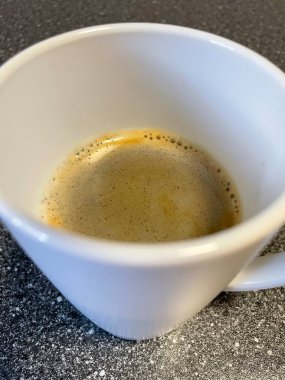 Masanın üzerinde bir fincan espresso. yüksek kaliteli fotoğraf