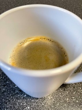 Masadaki fincan kahve.