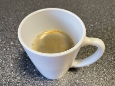 Köpüklü bir fincan kahve.