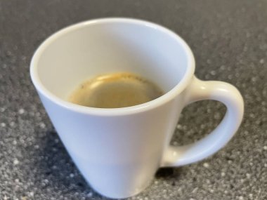 Kahve fincanı masanın üstünde.