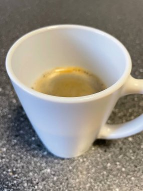 Kahve fincanı masanın üstünde.