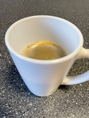 Köpüklü espresso kahve bardağı. Kahve molası.