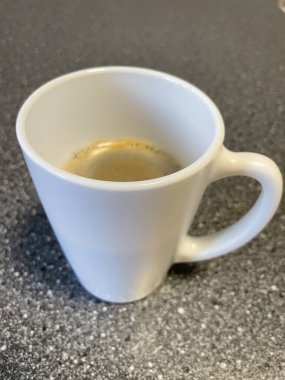 Kapat - kahve fincanını masaya koy