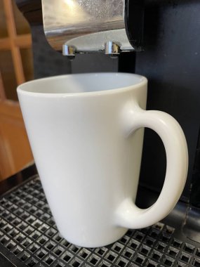 Kahve fincanı masanın üstünde.