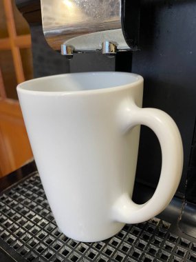 Kahve fincanı masanın üstünde.