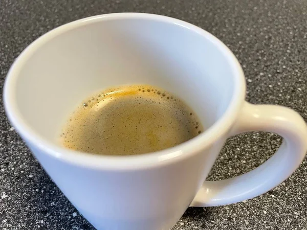 Siyah arka planı olan kahve fincanı.