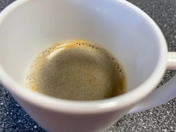 Bir bardak sıcak içecek.