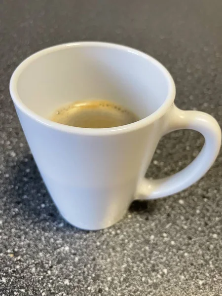 Bir kupa kahve masada.