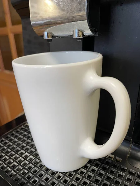 Kahve fincanı masanın üstünde.