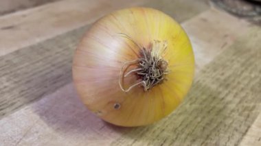 Tahta zemin üzerinde taze organik soğanlar; sebzeler