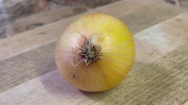 Tahta zemin üzerinde taze organik soğanlar; sebzeler