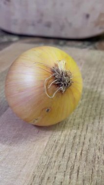 Tahta zemin üzerinde taze organik soğanlar; sebzeler