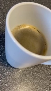 Beyaz fincanlı bir fincan espresso.