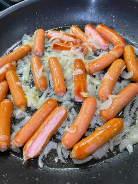 Bir tavada kızarmış sosis