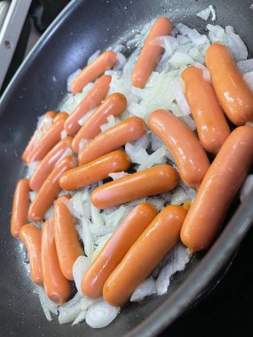 Tavada sosis ve sosis.